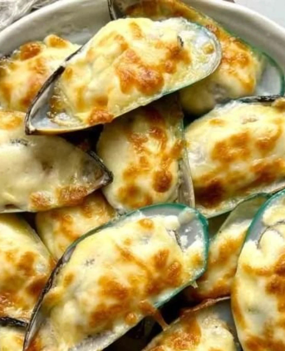 Deliciously baked Chinese mussels with garlic butter topping