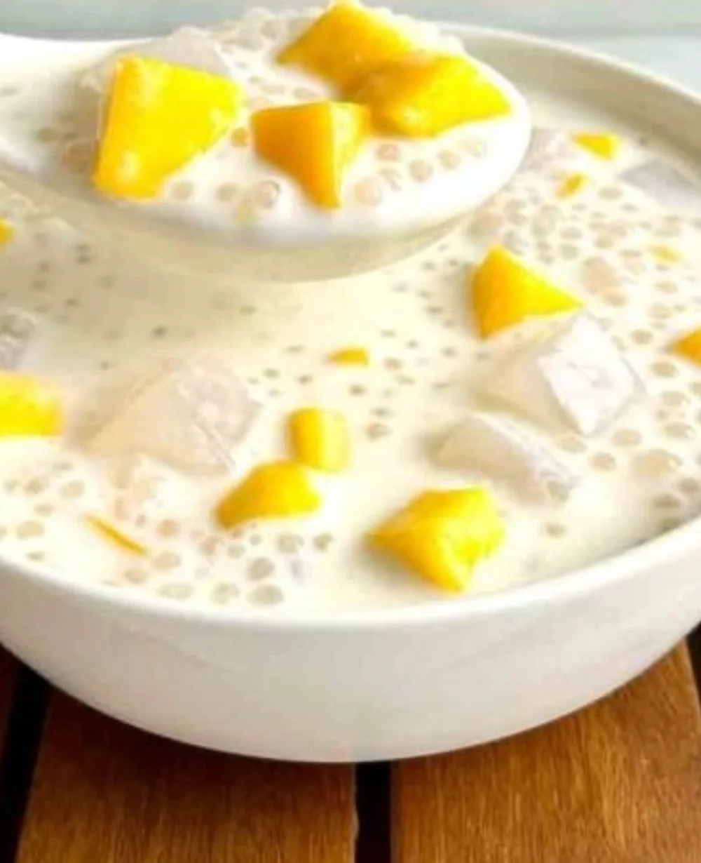 Refreshing Mango Bango drink with fresh mango slices